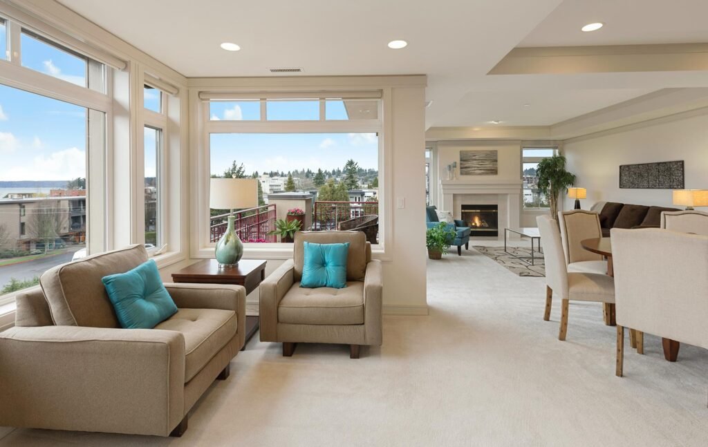 sala en todos beige y turquesa con ventanal