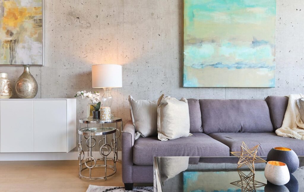 sala en color gris con tonos blancos y lanpara de mesa